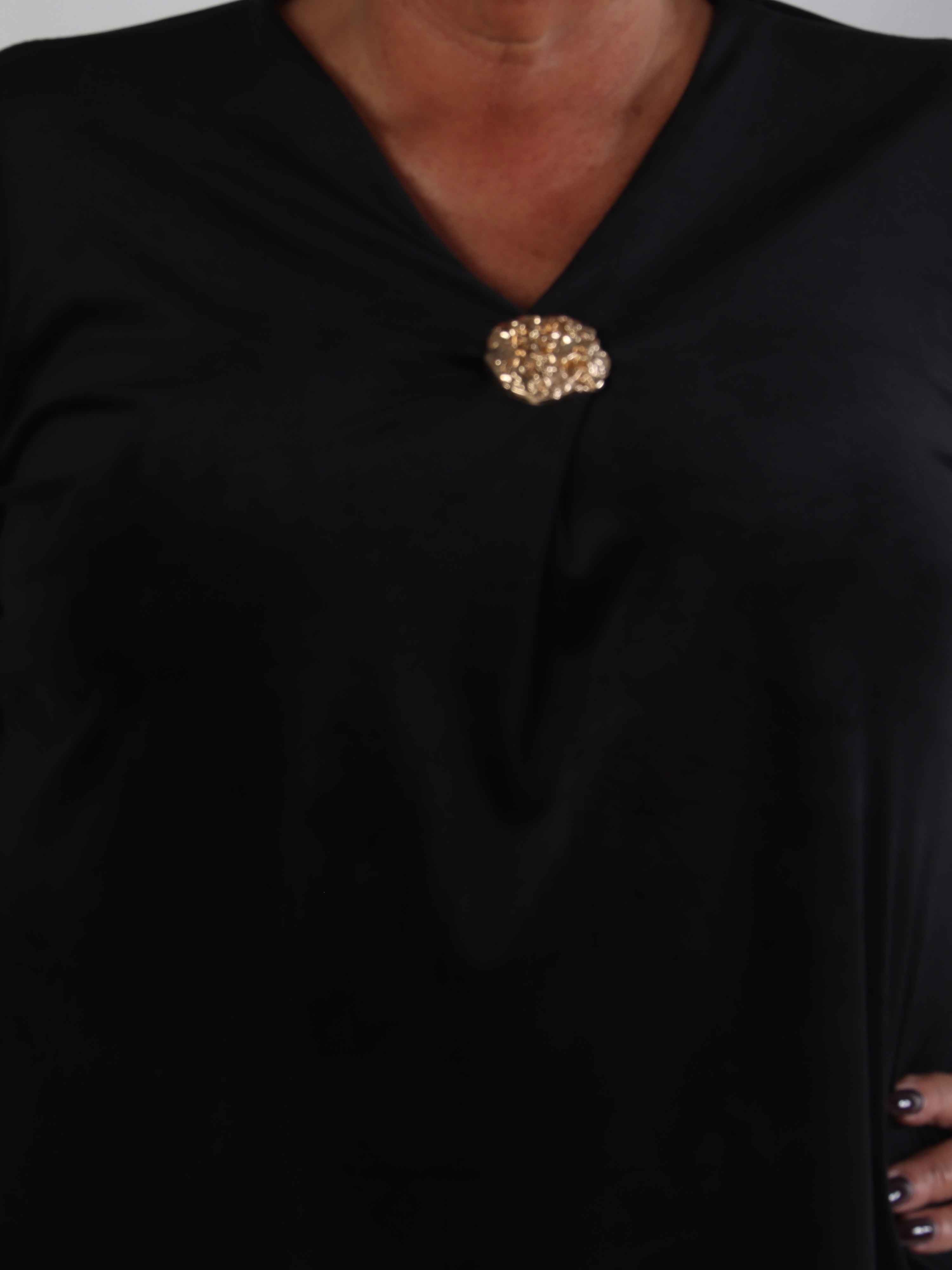 Ylva - Blød plus size tunikakjole i velour med guld broche